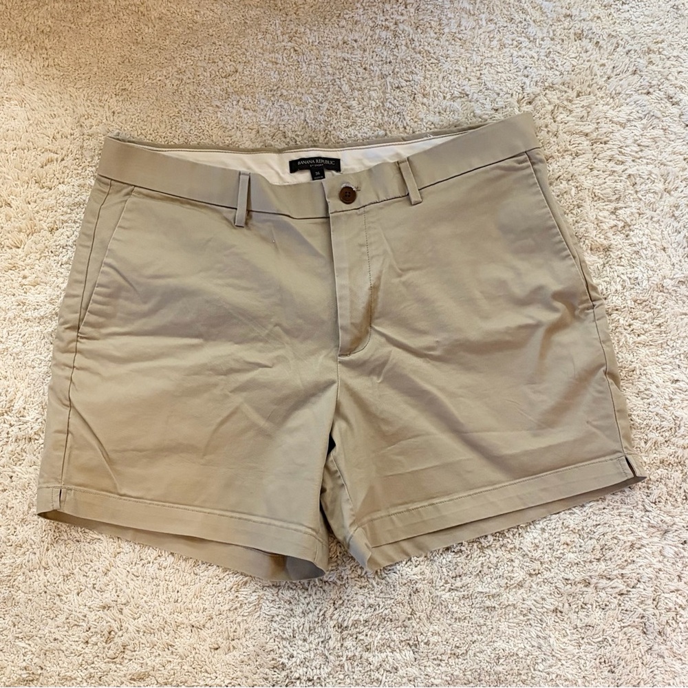 Banana Republic Men’s Khaki Shorts Size 36, 5” Inseam